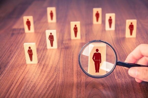 Une femme qui porte un chemisier blanc