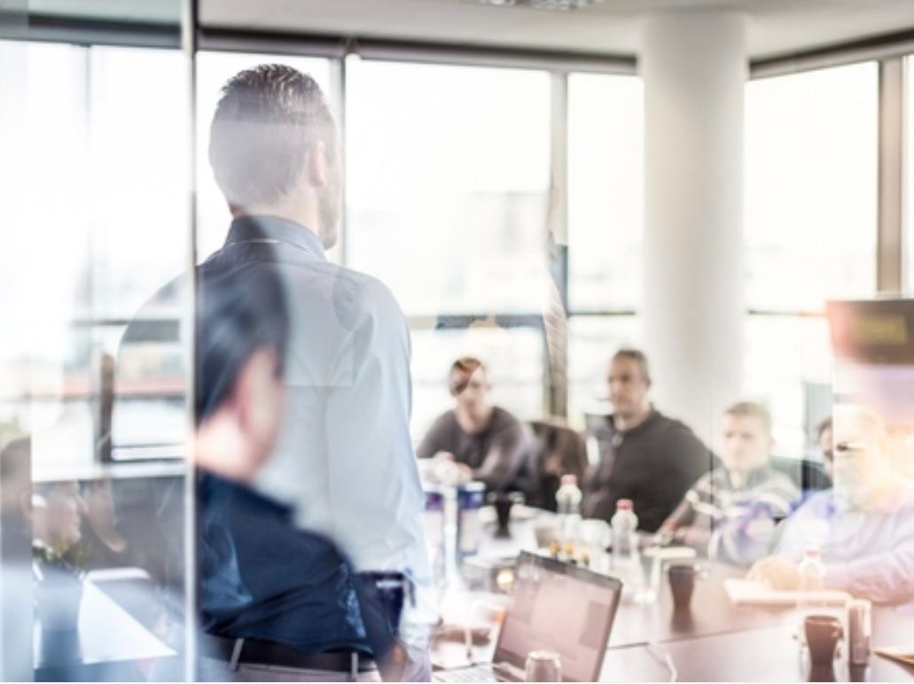 Deux personnes analysant les détails d'un contrat