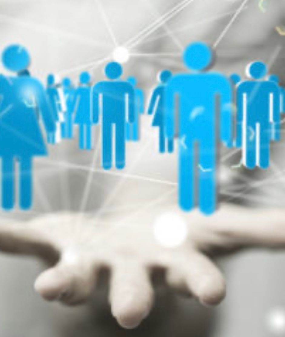 Remise de documents officiels entre deux personnes assises autour d'un bureau