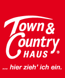 Das Logo von Town & Country Haus ist rot und weiß.