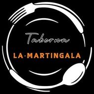 Logotipo para el restaurante Taberna La Martingala. Fondo negro con un c&iacute;rculo blanco de utensilios y el nombre en cursiva.