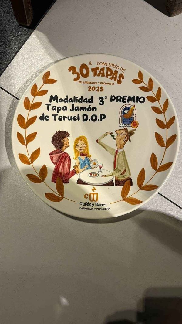 Plato de cerámica con ilustración para un concurso de tapas; la inscripción dice «30 Tapas 2025», «3er Premio» 