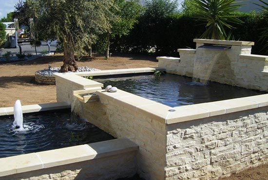 Fontaine d'extérieur avec des pierres apparentes