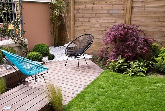 Petit salon de jardin sur une terrasse en bois