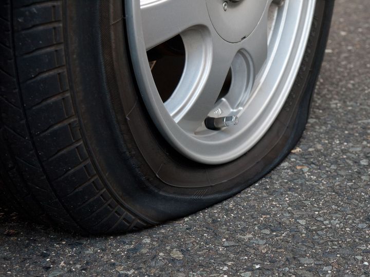 Pneu de voiture crevé sur la route