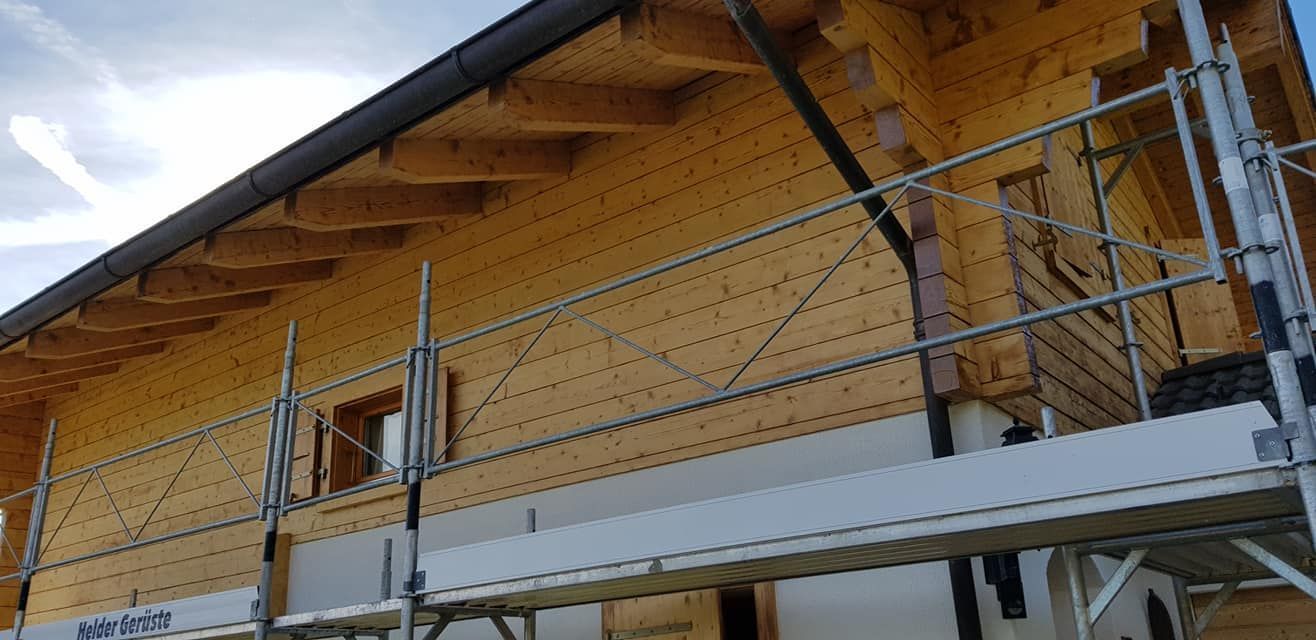 rénovation d'un chalet avec échafaudages