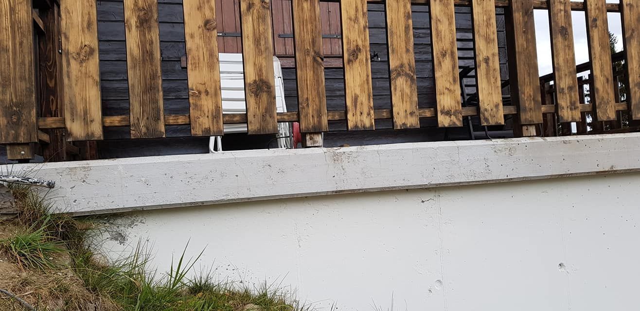 balcon avec barrière en bois