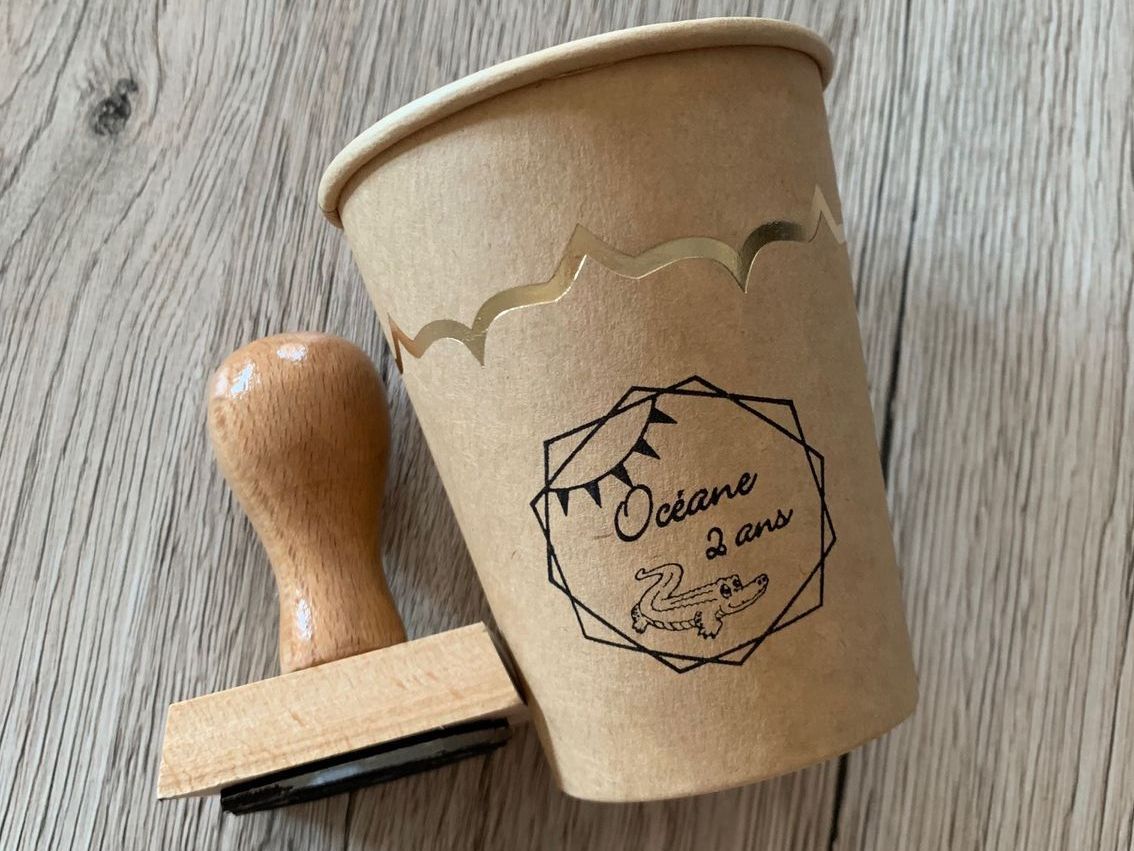 Gobelet en carton à côté de tampon