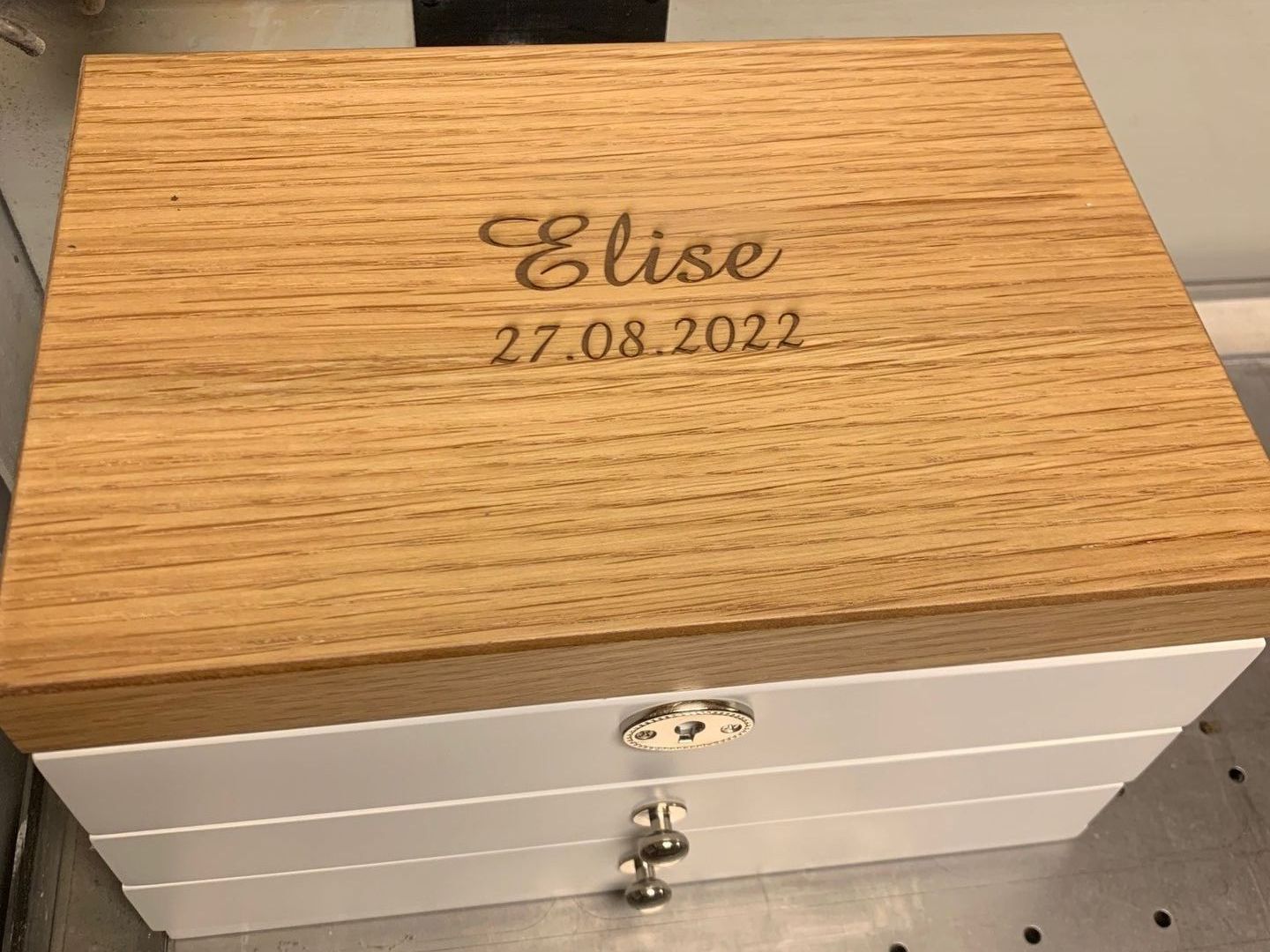 Boite en bois gravée