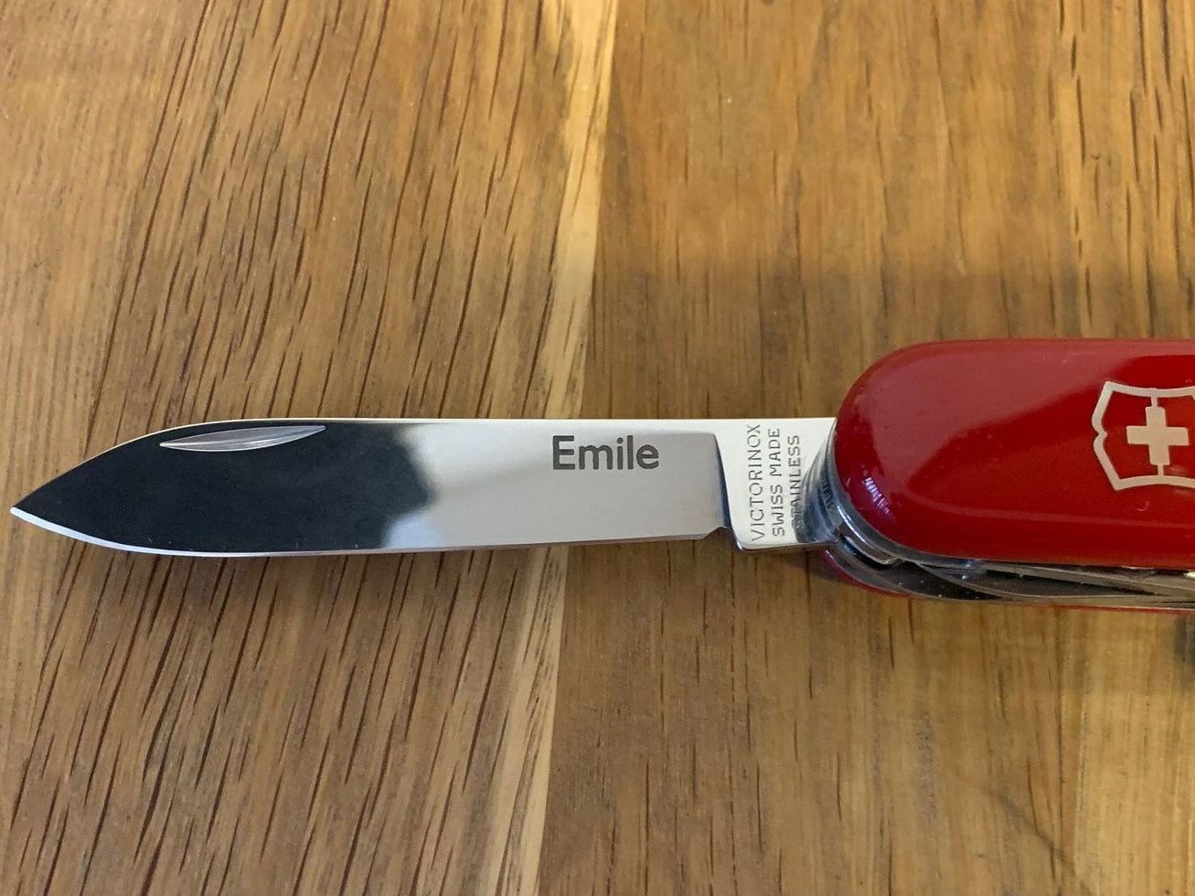 Lame de couteau suisse gravée