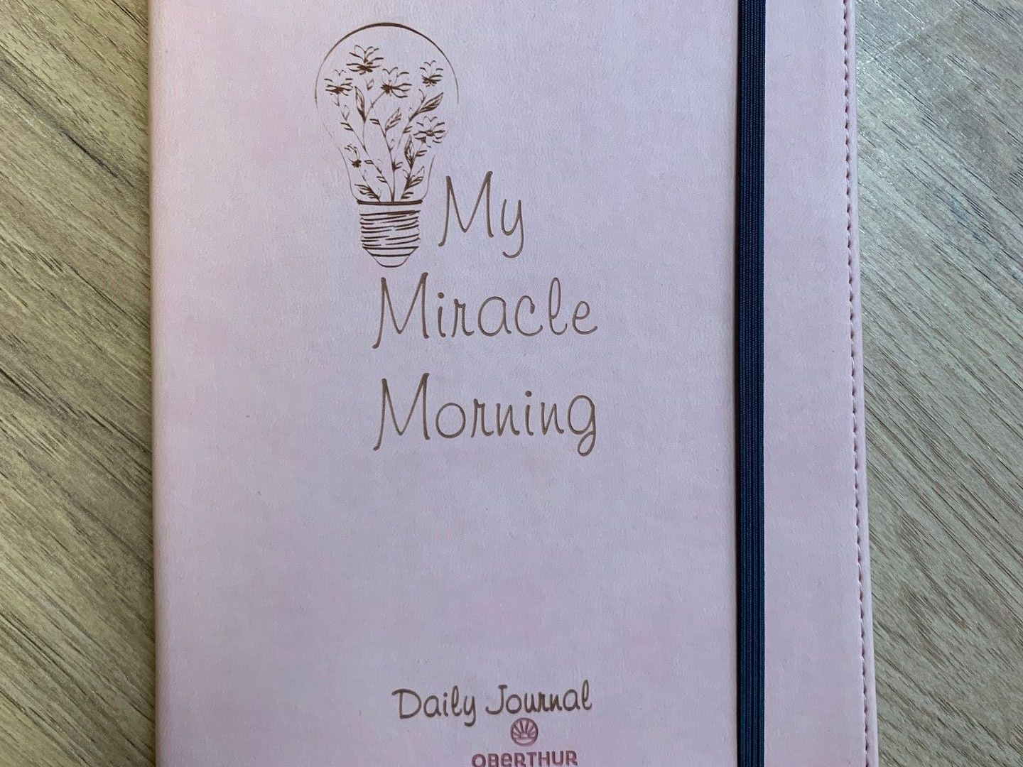 Couverture en cuir rose pâle gravée