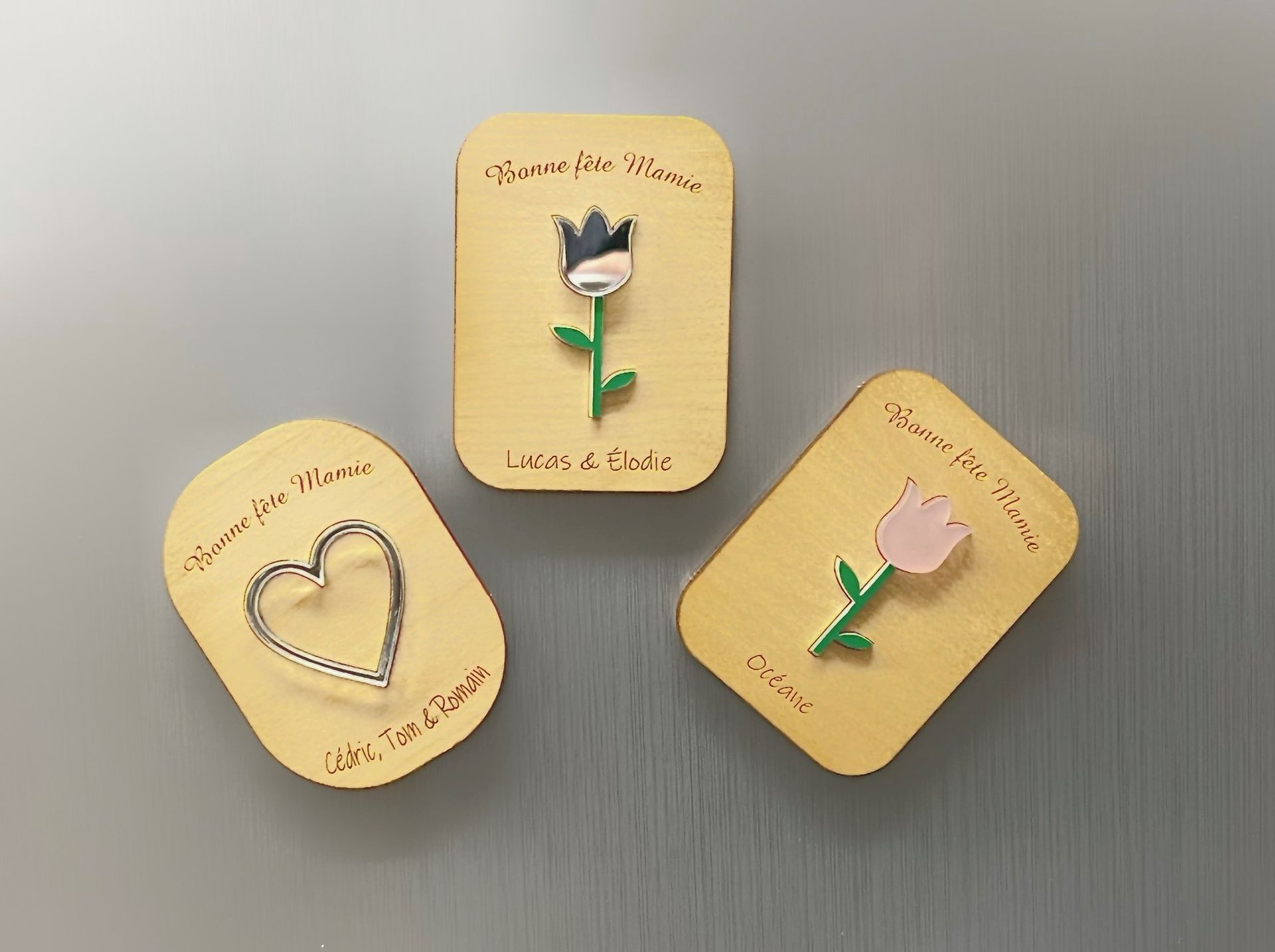 Trois magnet en bois avec symboles pour la fête des mères