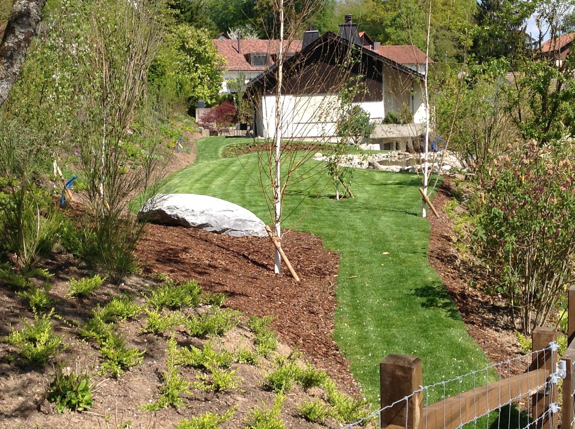Gartenbauprojekte in Rafzerfeld: Gärtner bei der Arbeit.