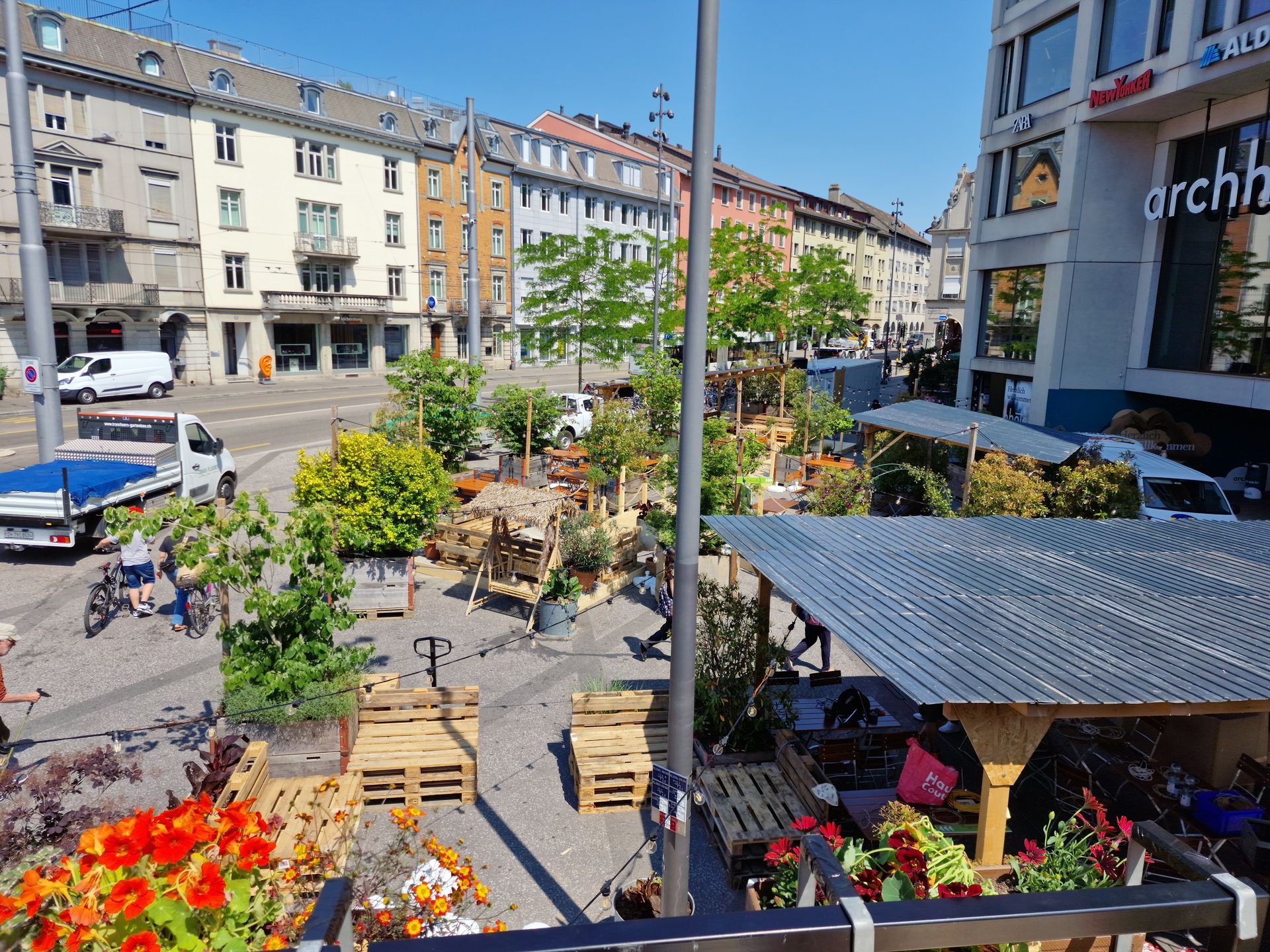 Gartenlandschaft in Schaffhausen mit Natursteinen und Pflanzen.