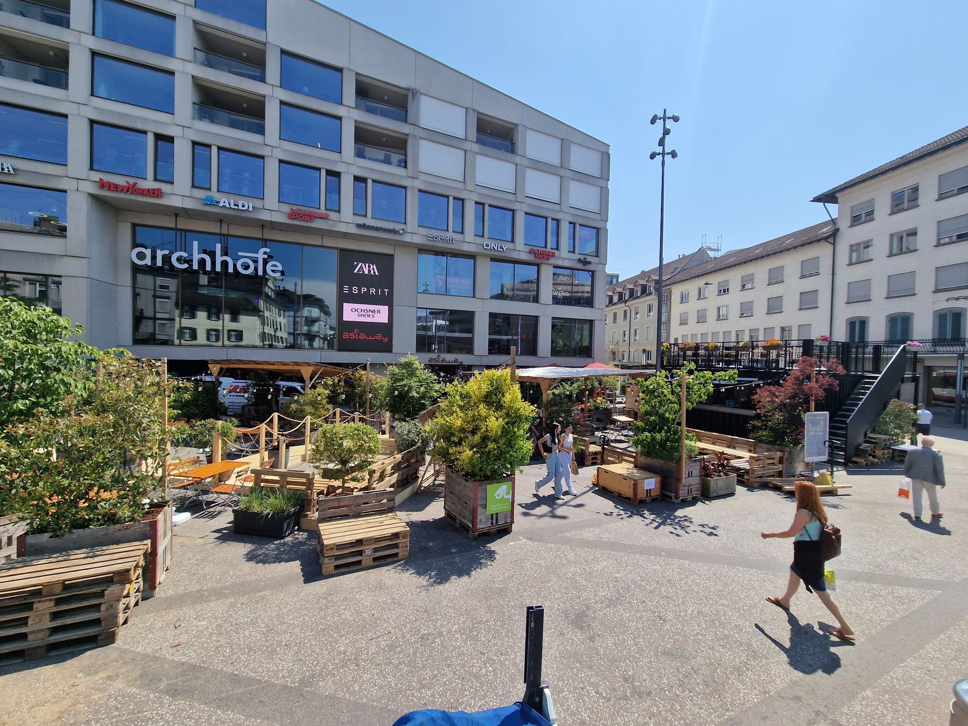Moderne Gartengestaltung in Bülach mit blühenden Pflanzen.