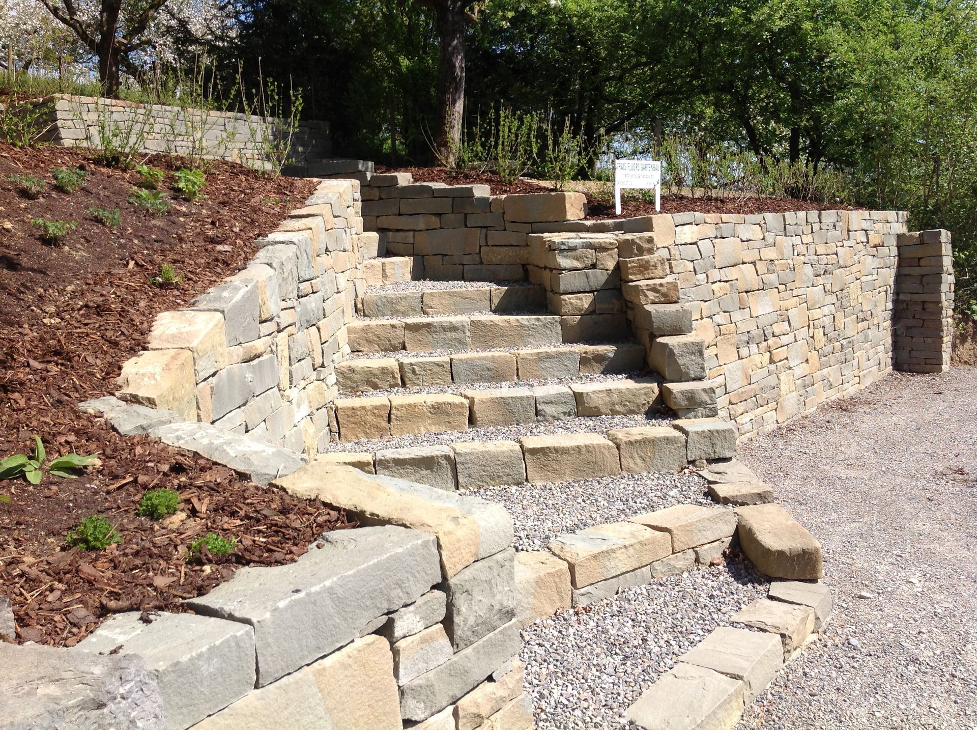 Gartenweg in Wil ZH aus Natursteinen: ästhetische und langlebige Lösung.