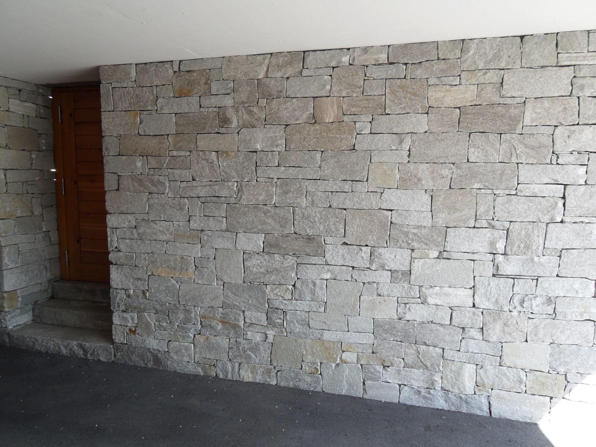 Naturstein-Terrassen in Wasterkingen: ästhetisch und funktional.