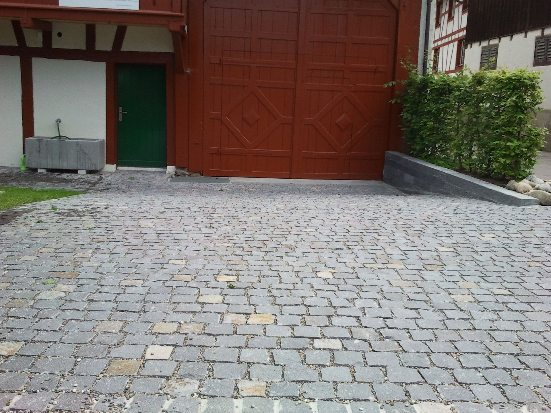 Gartenbau mit nachhaltiger Bepflanzung in Winkel.