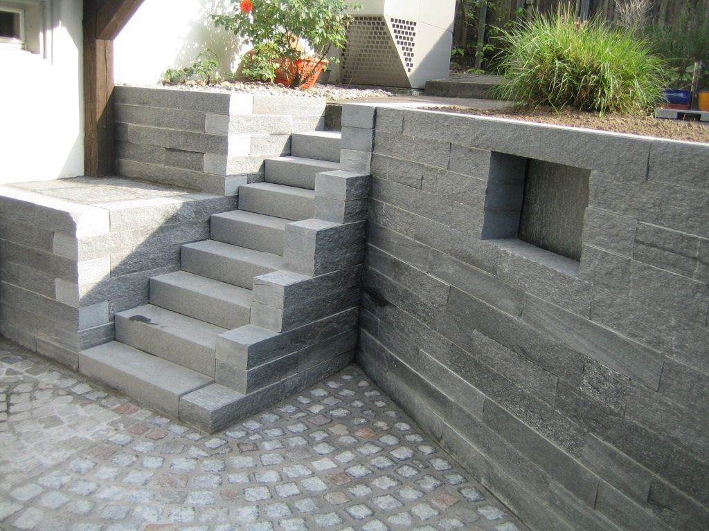 Natursteine in Winkel für Gartengestaltung: vielseitig und stilvoll.