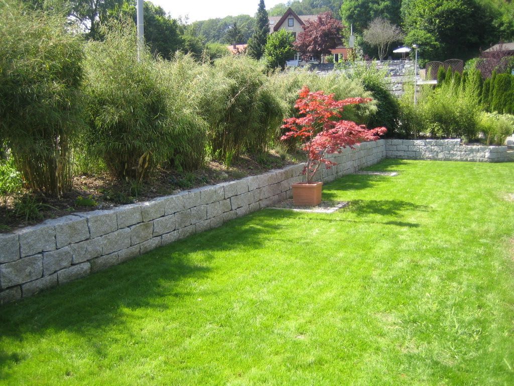 Natursteine in Dielsdorf für Gartenmauern und Wege.