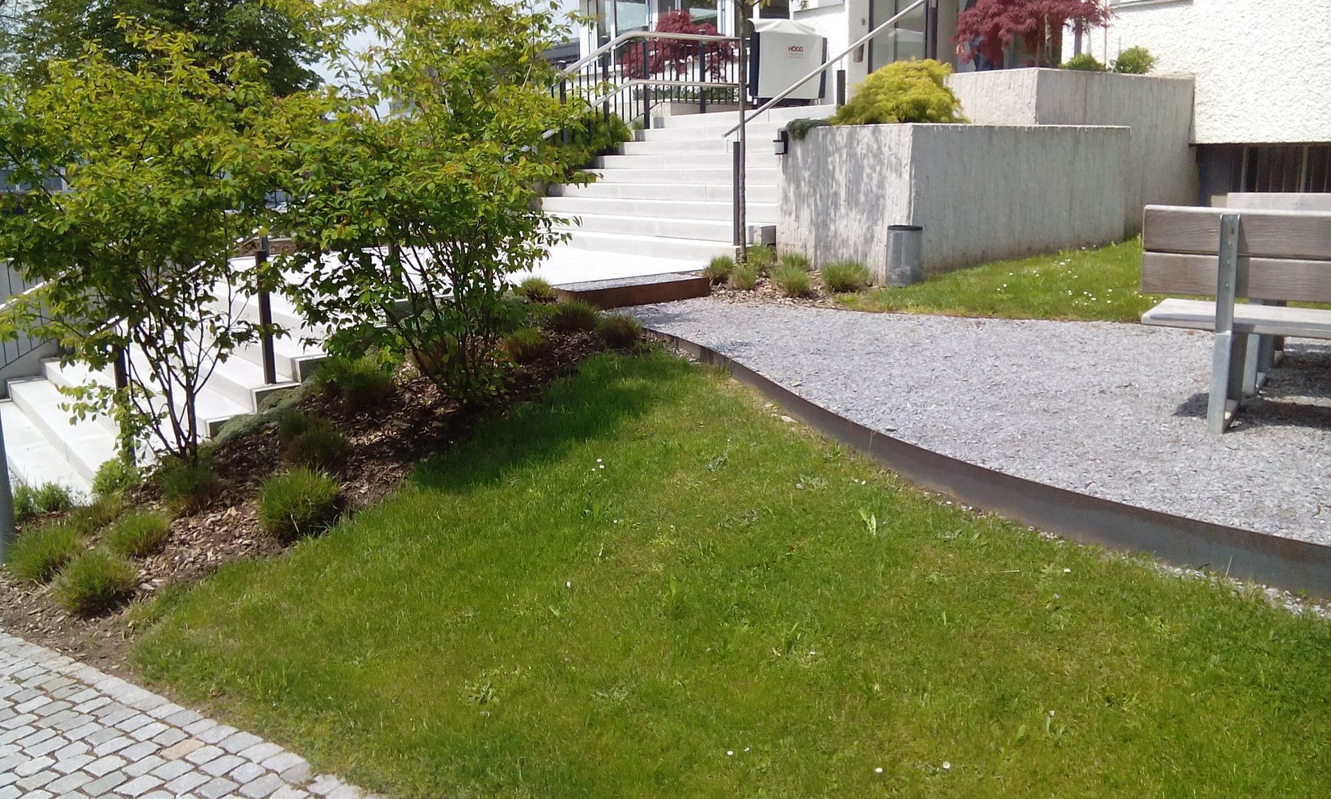 Professioneller Gartenbau in Wil ZH mit blühenden Blumen und gepflegtem Rasen.