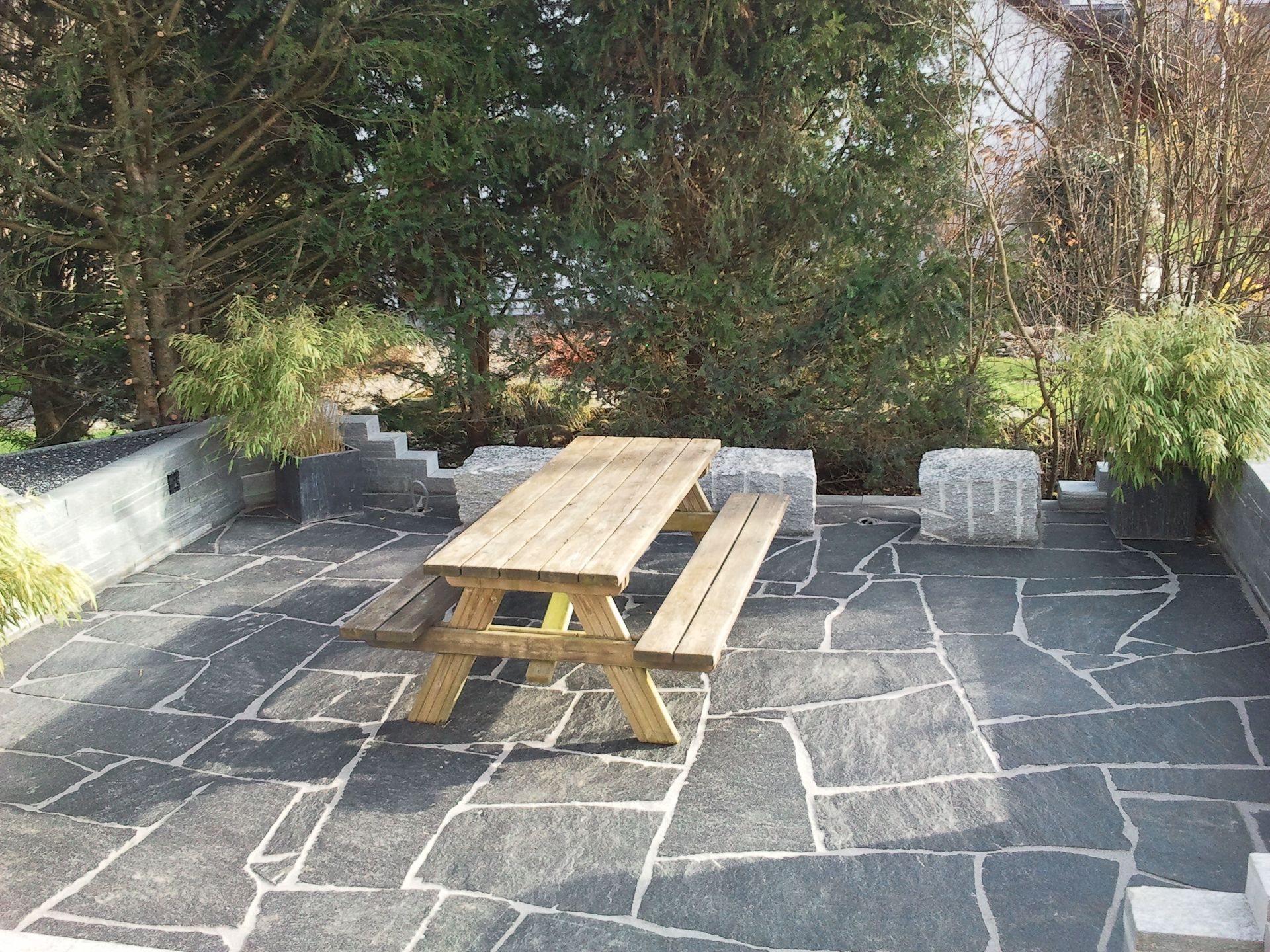 Gartenweg in Wil ZH aus Natursteinen: ästhetische und langlebige Lösung.