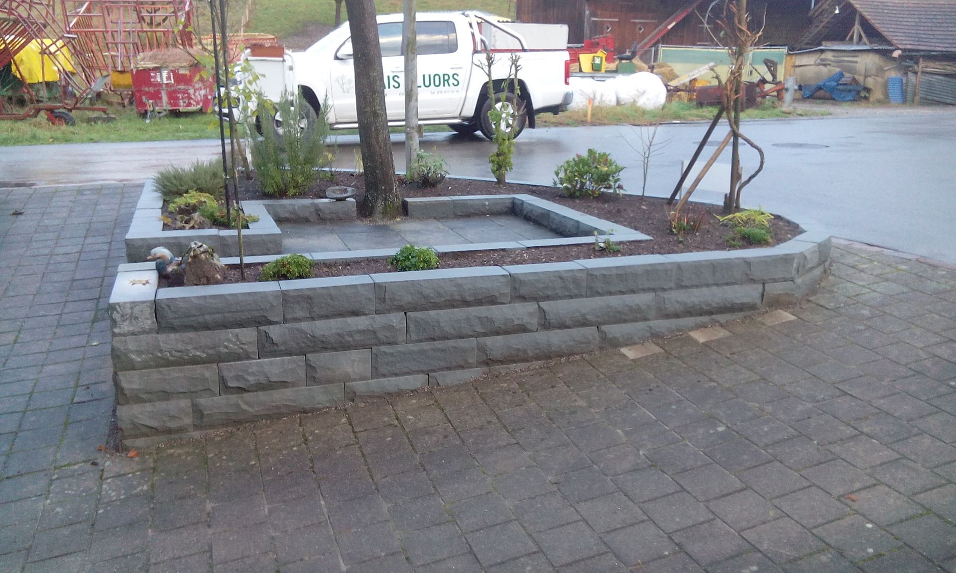 Umgestaltung eines Gartens in Seuzach mit neuen Pflanzen und Wegen.