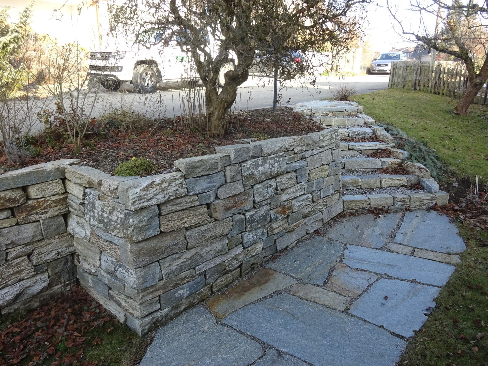 Gartenwege aus Naturstein in Wallisellen: robust und stilvoll.