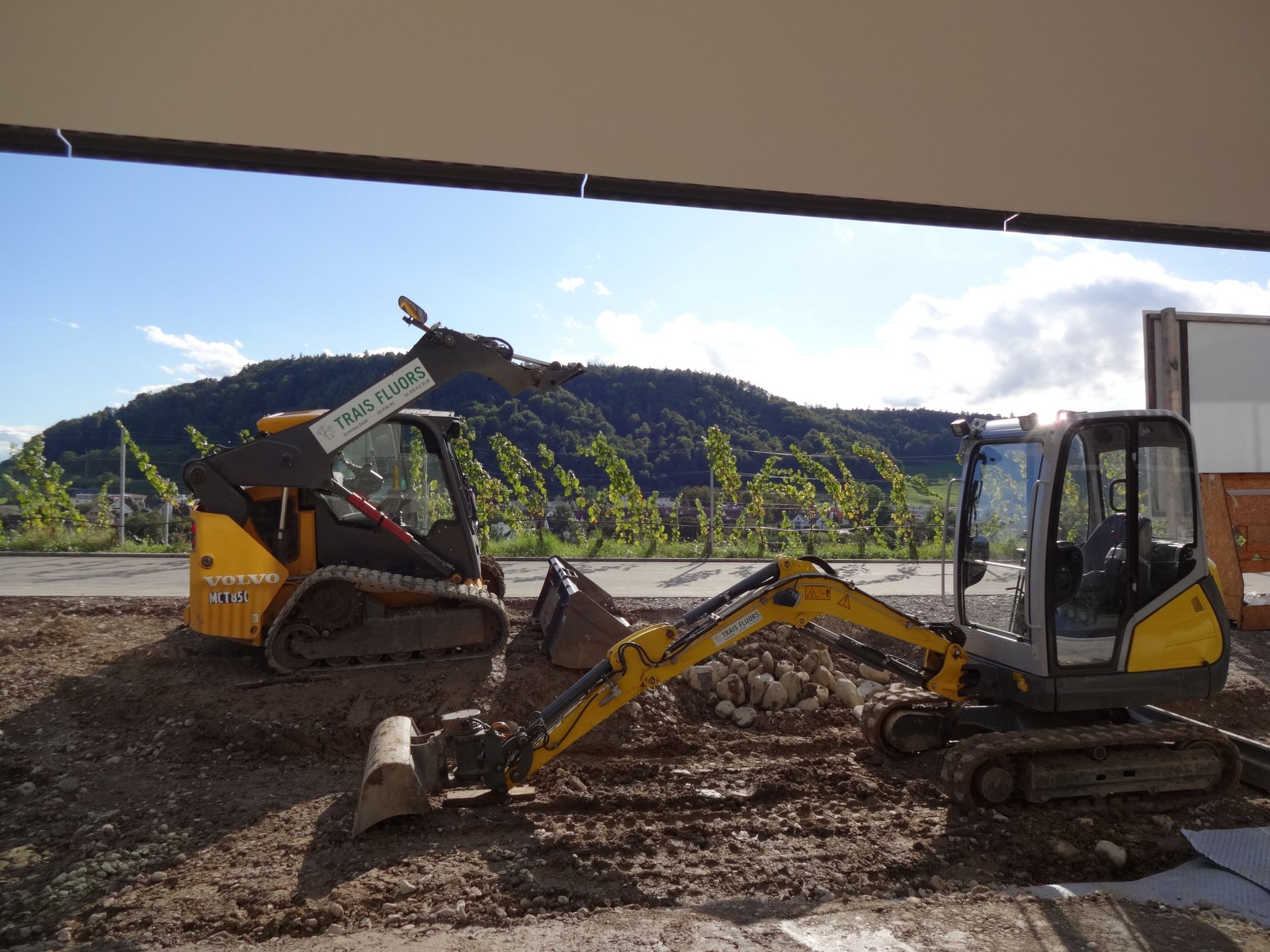Landschaftsgärtner-Fahrzeug im Rafzerfeld, bereit für den Einsatz.