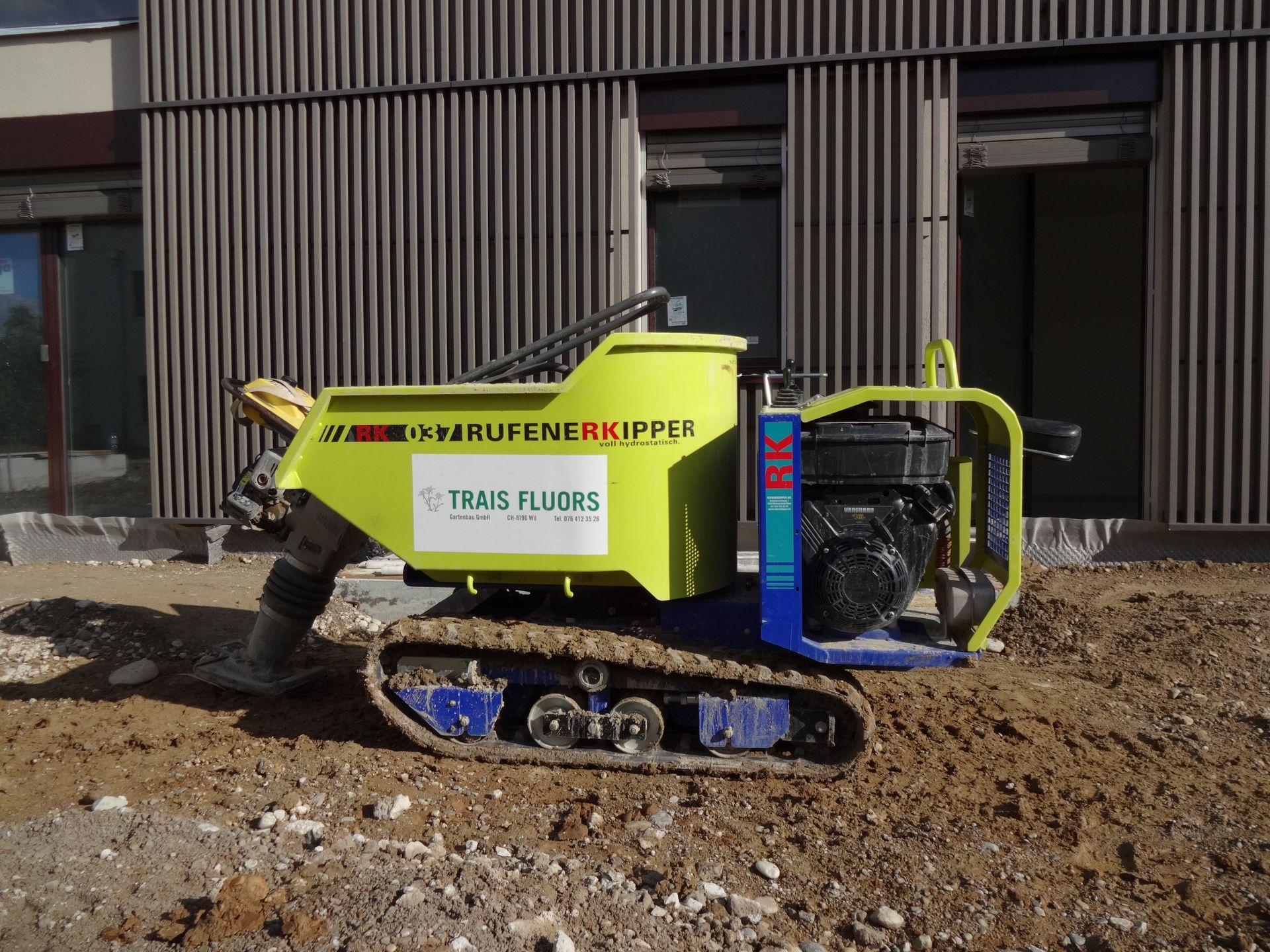 Gartenbau-Fahrzeug in Winterthur, beladen mit Natursteinen und Pflanzen.