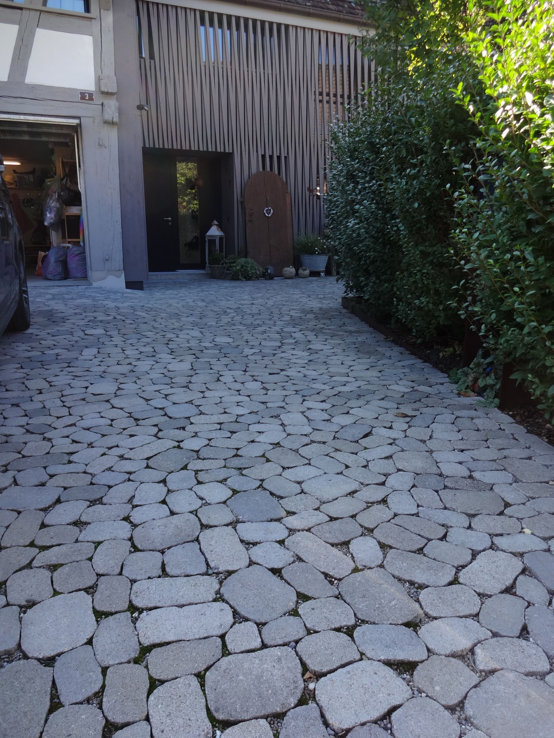 Naturstein-Terrassen und -Wege in Glattfelden: ästhetisch und funktional.