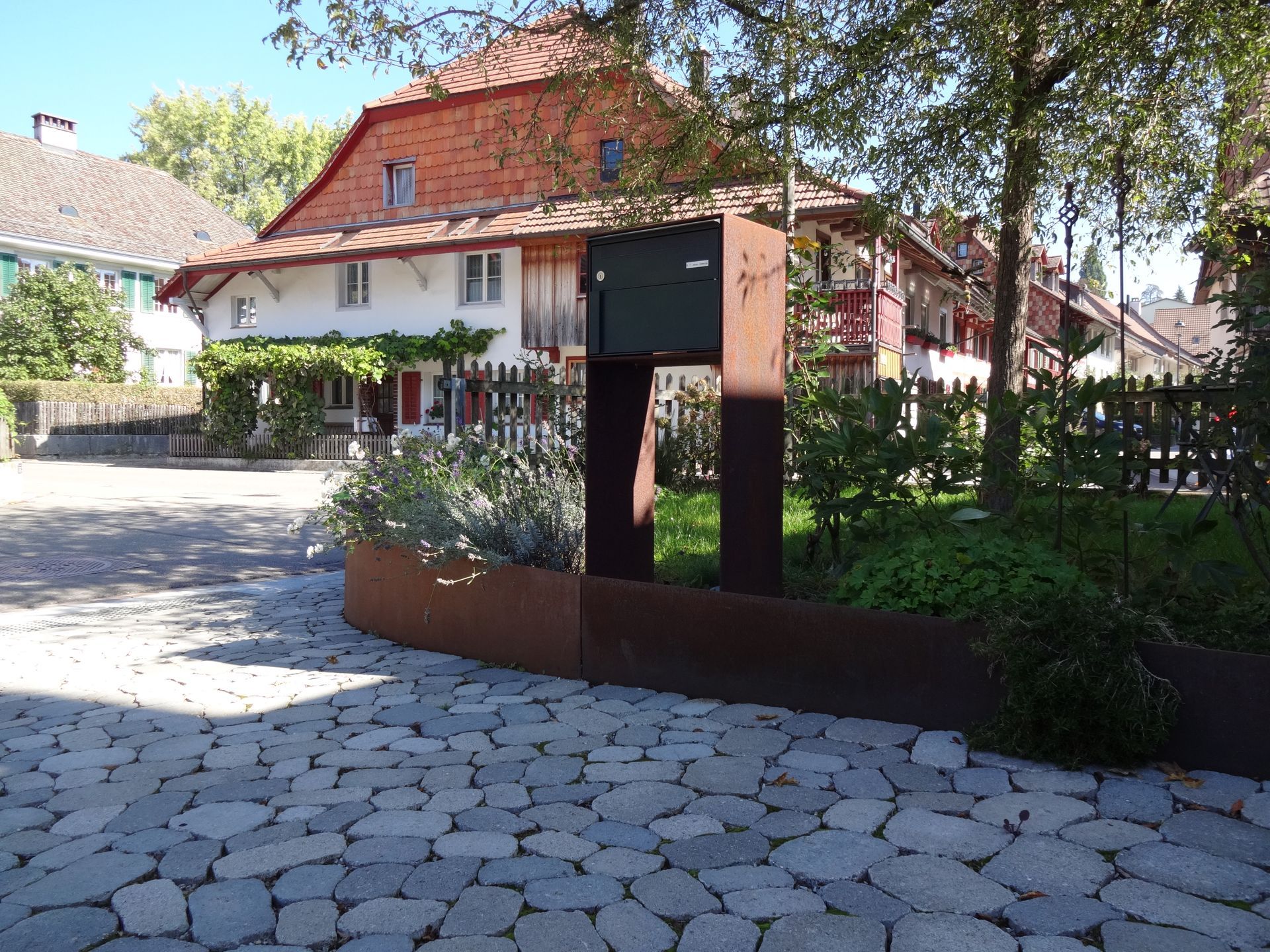 Robuste und ästhetische Natursteinlösungen in Andelfingen für den Garten.