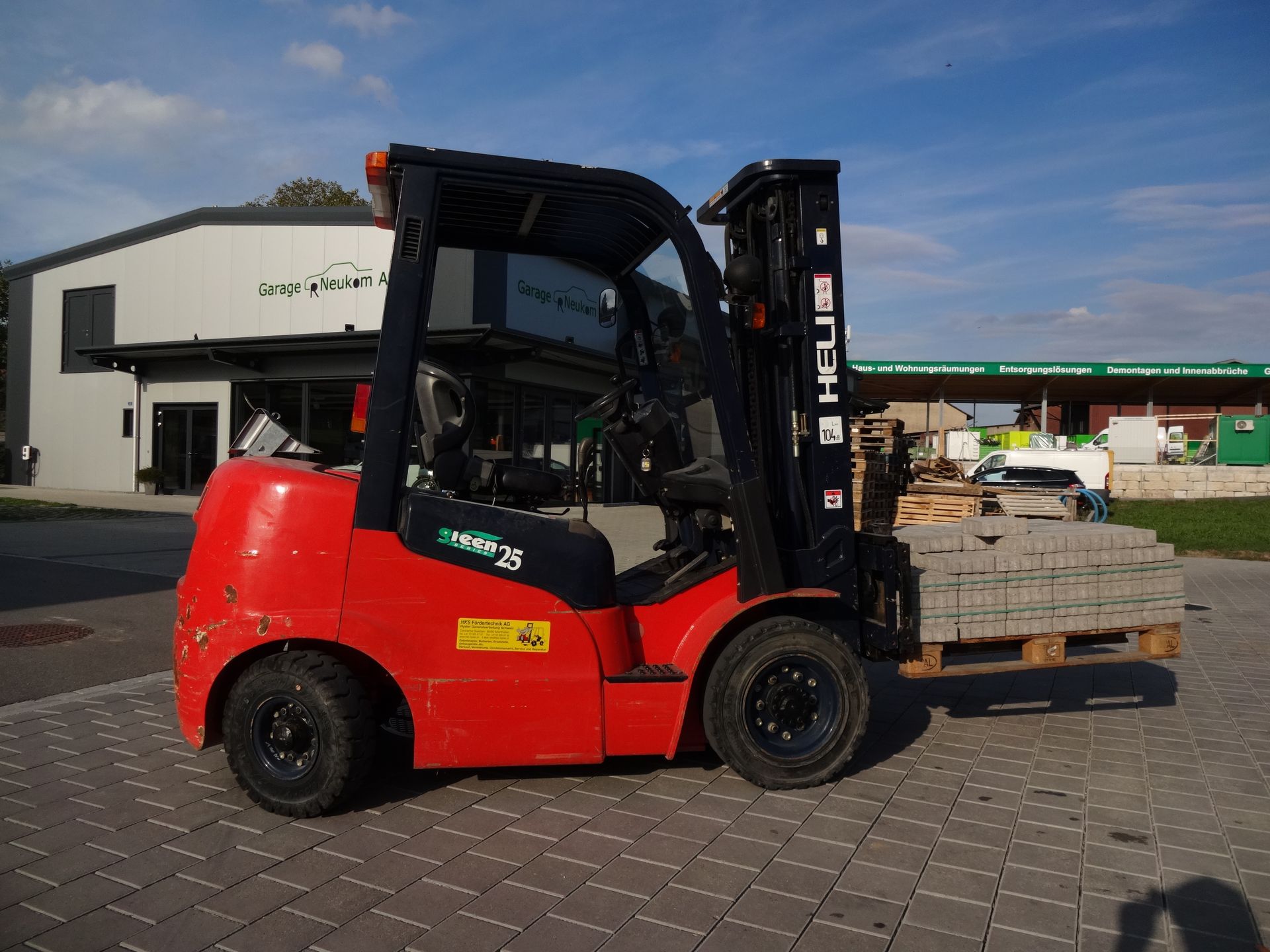 Gartenbau-Transporter in Hüntwangen, voll beladen mit Natursteinen.