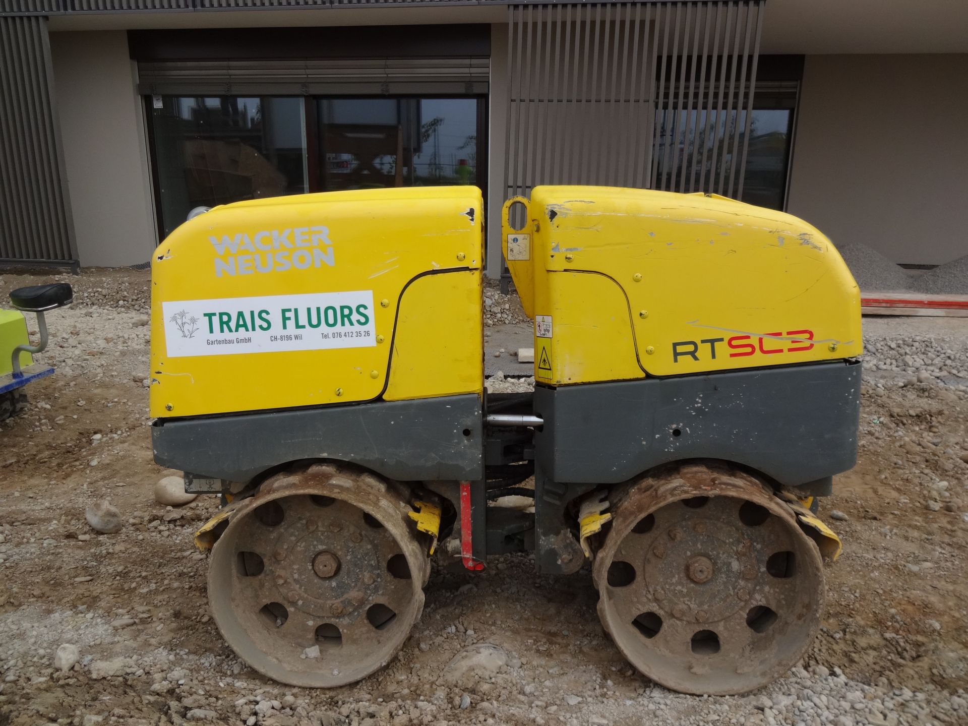 Professioneller Gartenbau-Lkw in Wasterkingen bei der Arbeit.