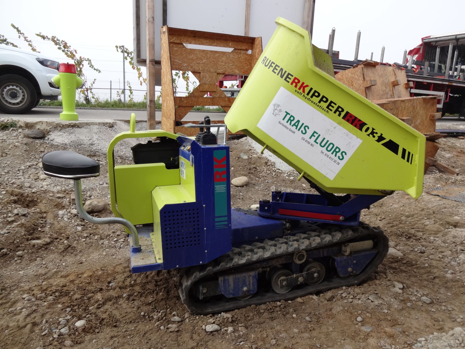 Gartenbau-Fahrzeug in Wil ZH, beladen mit Pflanzen und Werkzeugen.