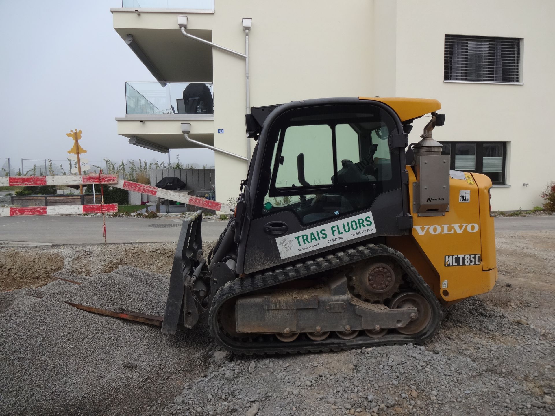 Gartenbau-Fahrzeug in Winterthur, beladen mit Natursteinen und Pflanzen.