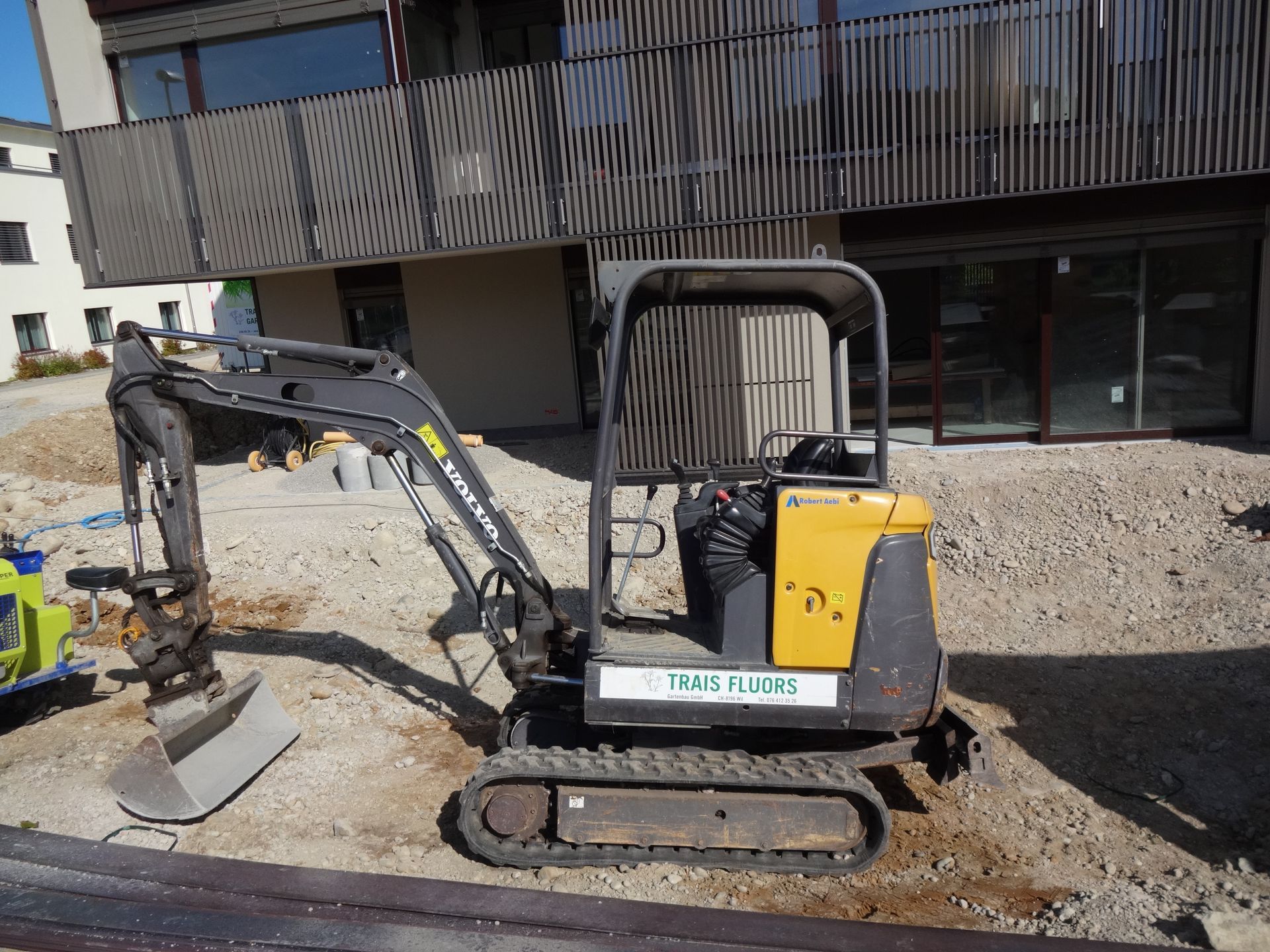Gärtnerfahrzeug in Winkel, beladen mit Pflanzen und Geräten.