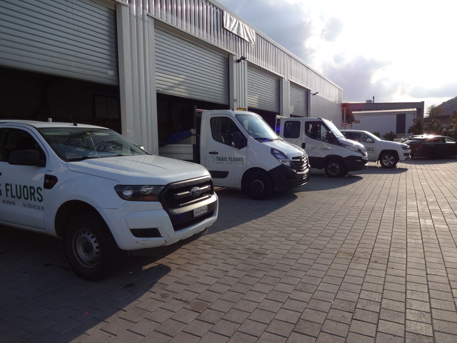 Gartenbau-Fahrzeug in Kloten, bereit zur Neugestaltung eines Gartens.