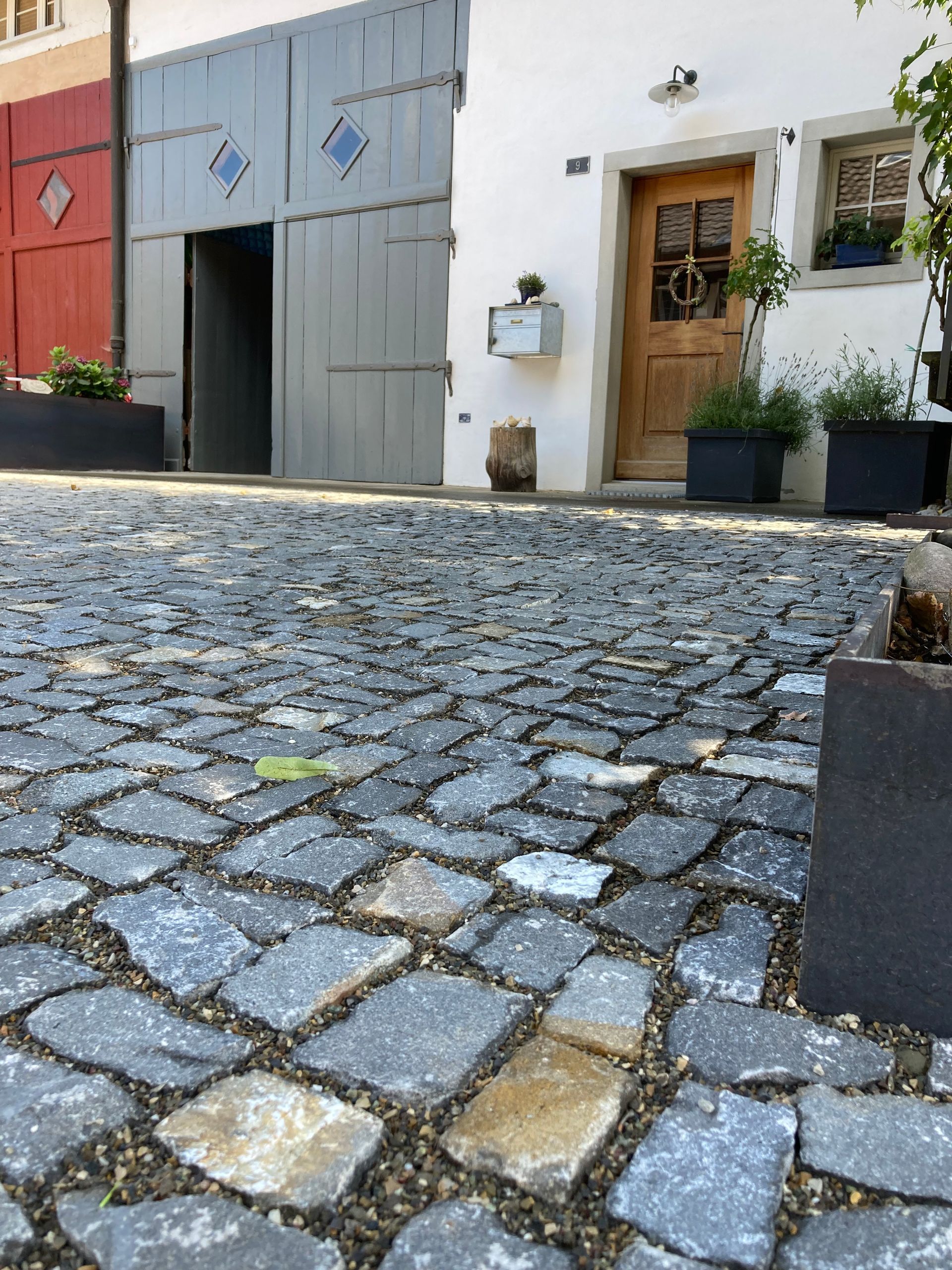 Um- und Neubau von Gärten in Rafzerfeld: Gärtner bei der Arbeit.