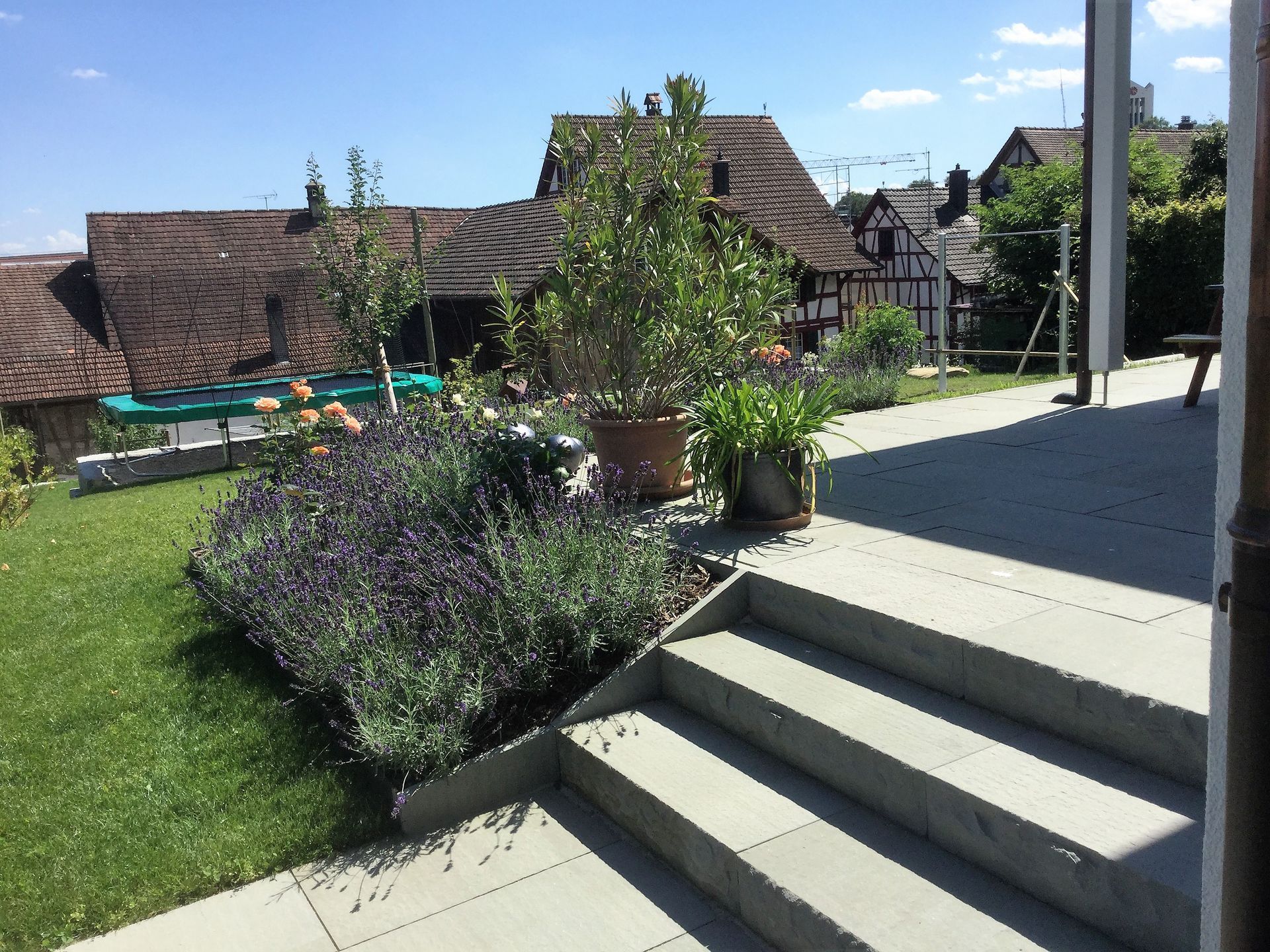 Neubau eines modernen Gartens in Hüntwangen mit kreativen Elementen.