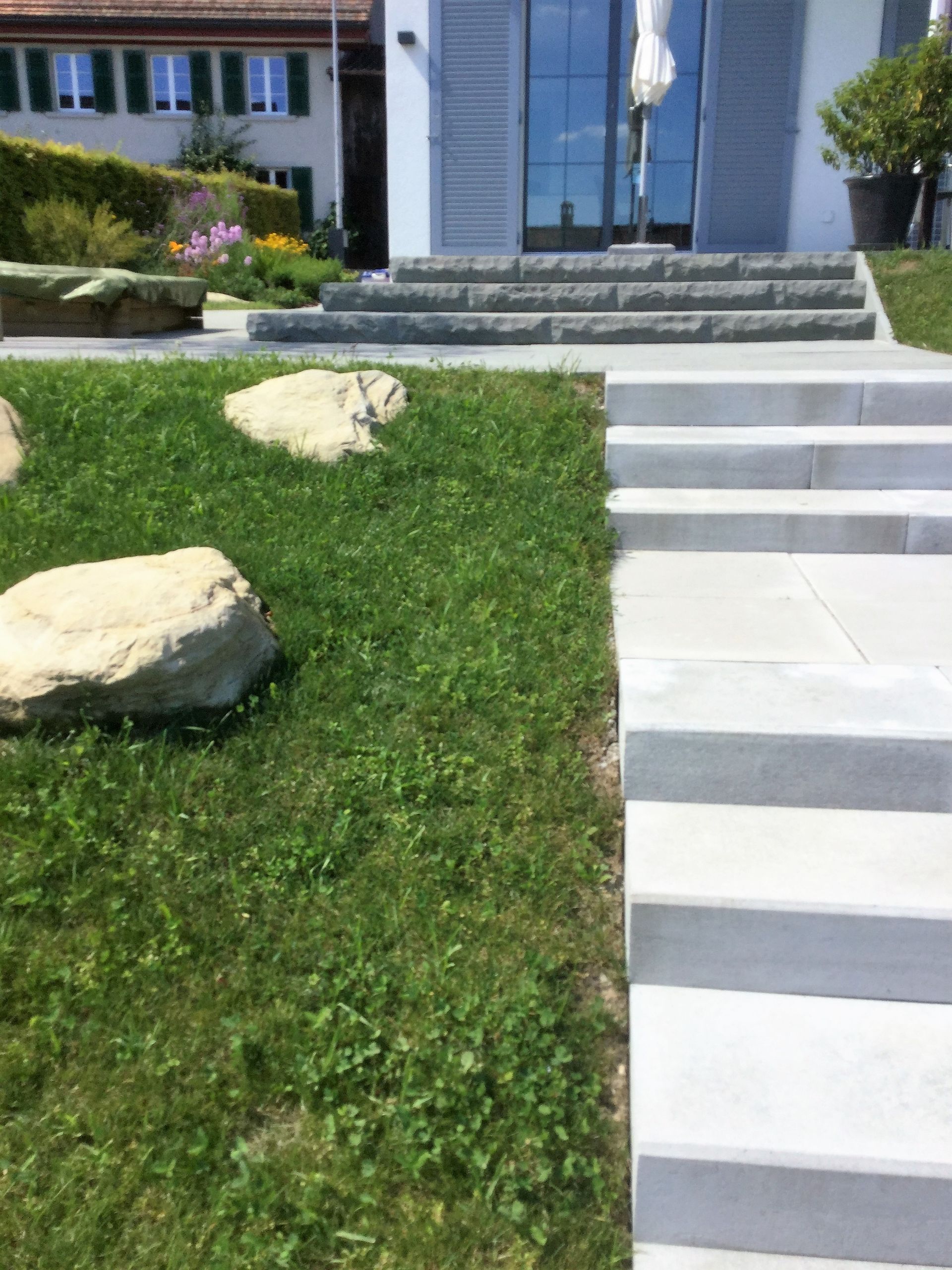 Um- und Neubau von Gärten in Rafzerfeld: Gärtner bei der Arbeit.