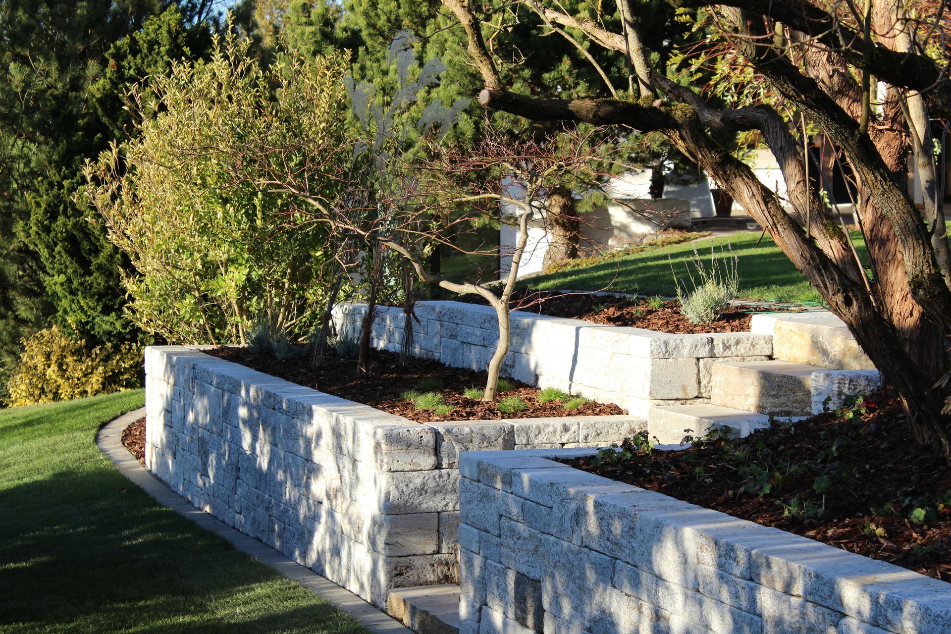 Naturstein-Terrassen in Wasterkingen: ästhetisch und funktional.