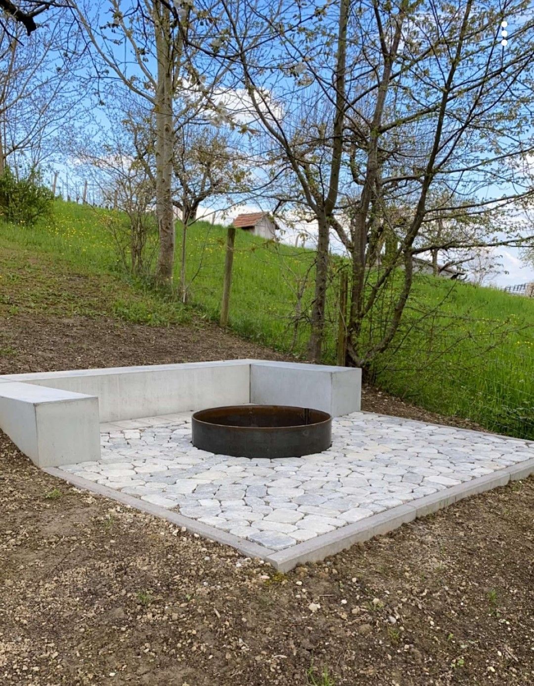 Moderne Gartenlandschaft in Wasterkingen mit Steinwegen und Bäumen.