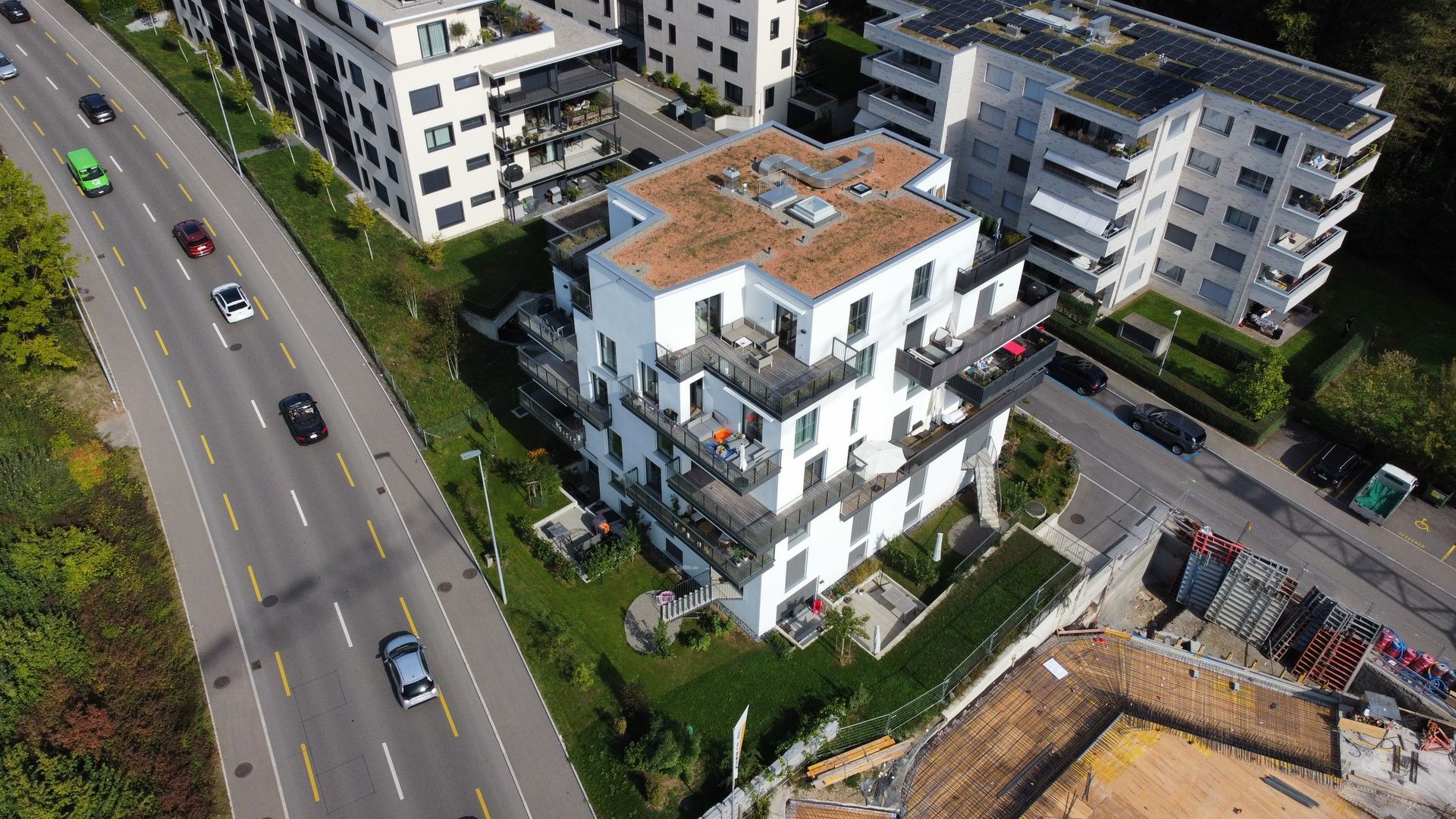Neugestaltung eines Gartens in Opfikon mit modernen Elementen.