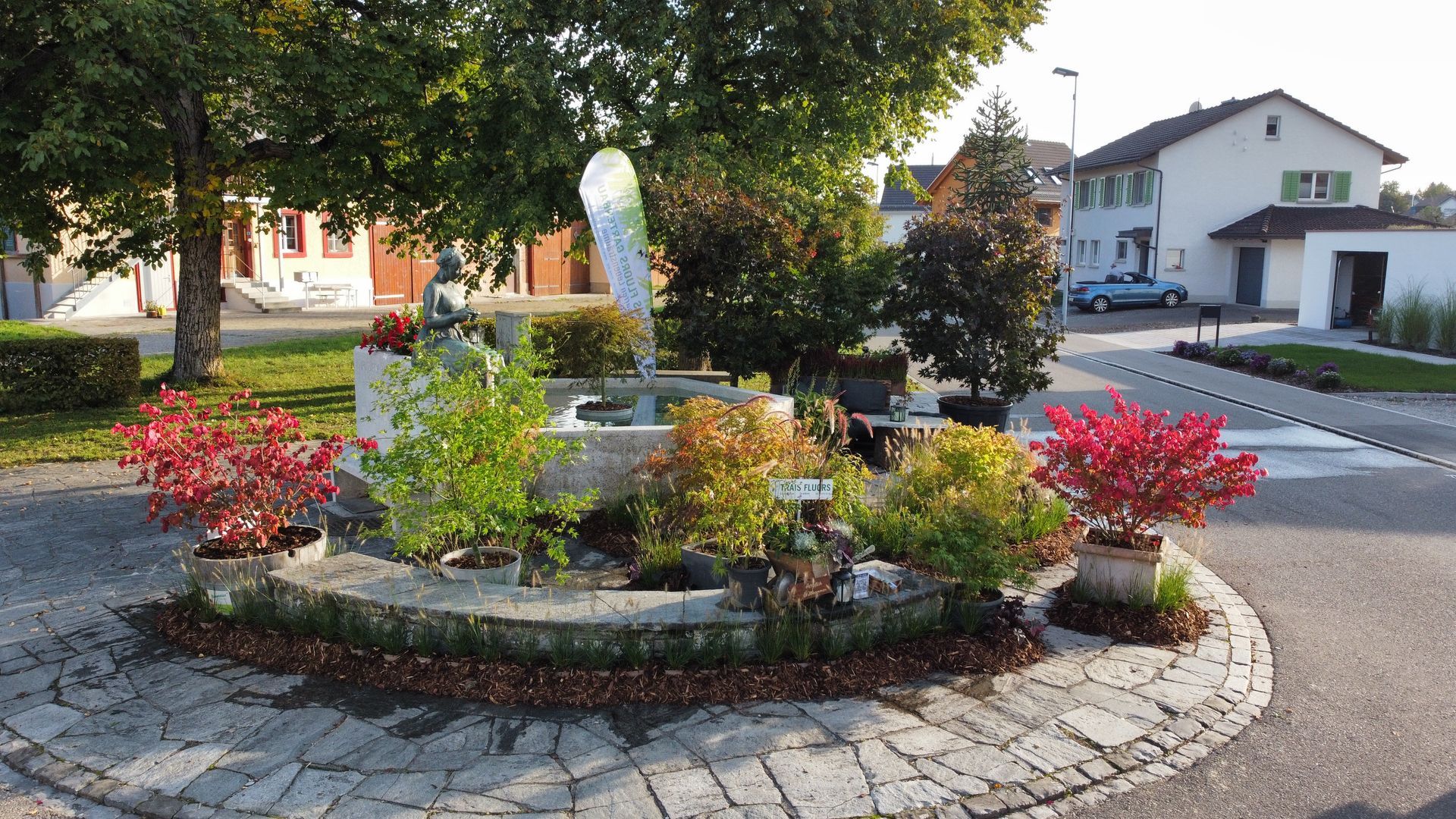 Blühende Gartenlandschaft in Wil ZH, angelegt von Experten.