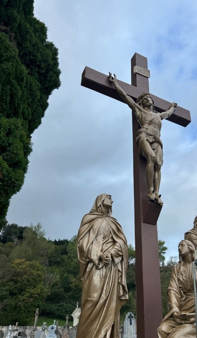 Rénovation de peinture sur des croix du cimetière de Limoux