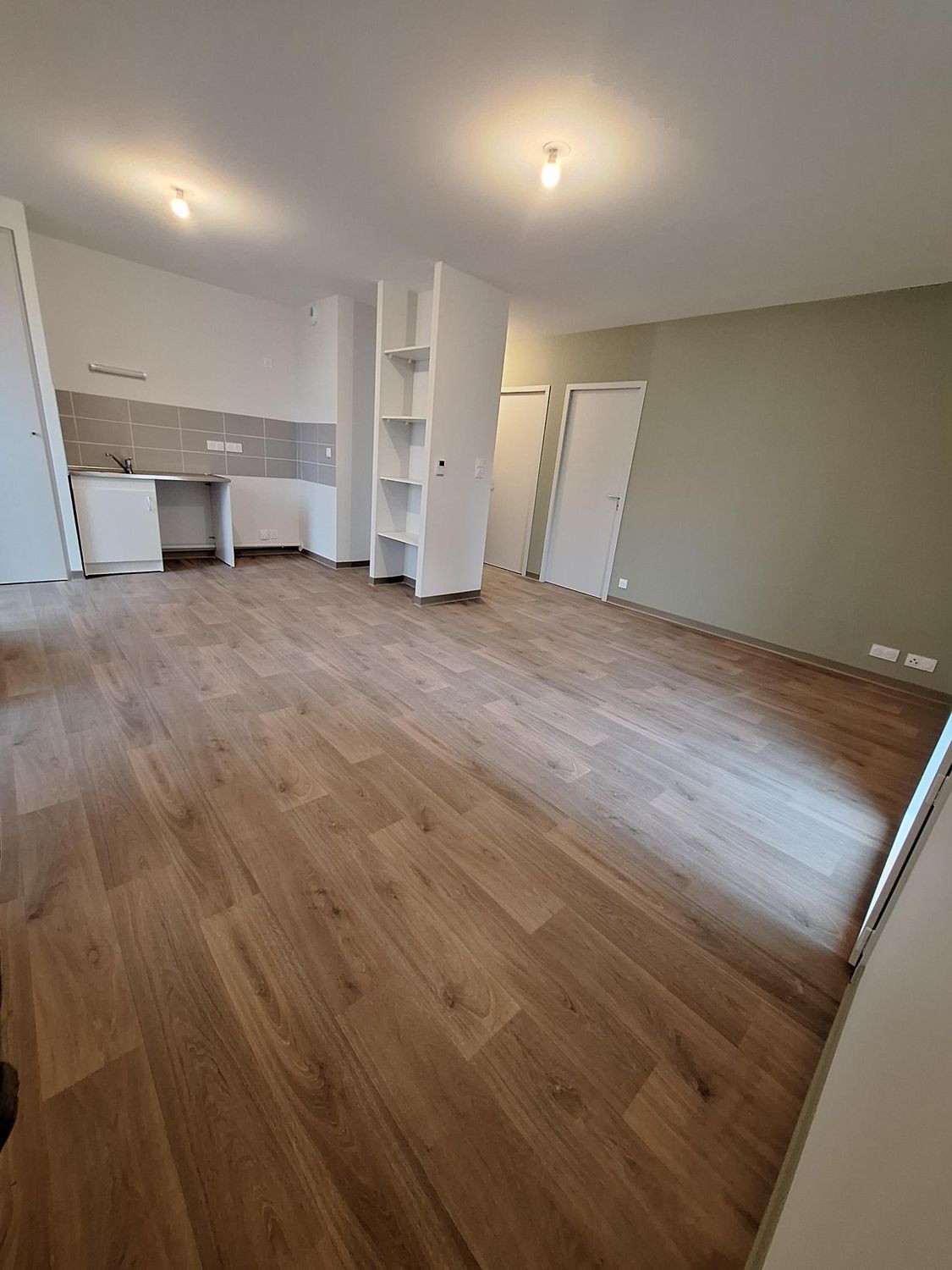 Pose de parquet stratifié et travaux de peinture