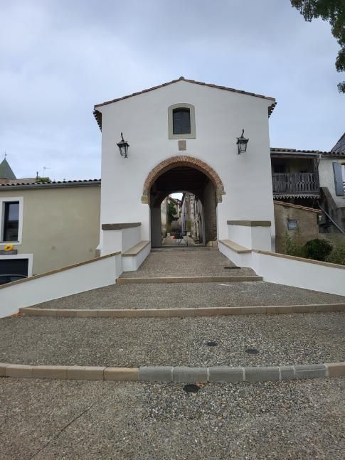 Ravalement de façade d'une arche à Cailhau