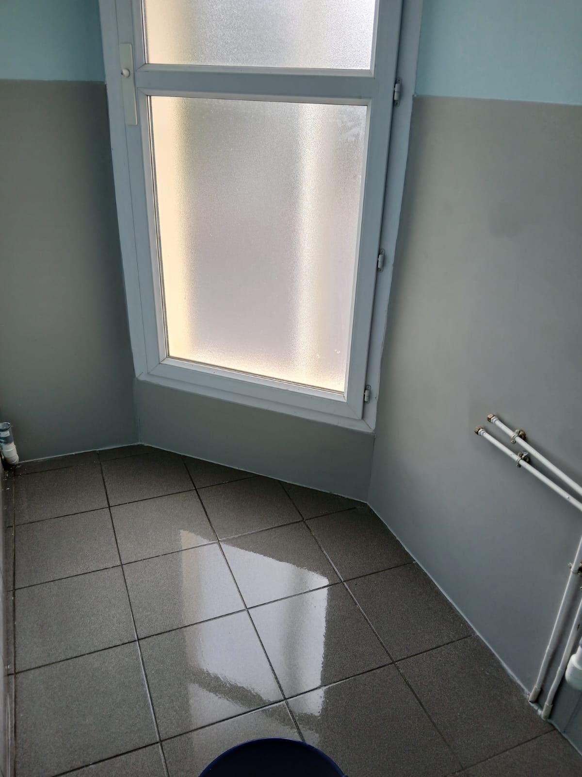 Pose de carrelage et découpe dans une salle de bains
