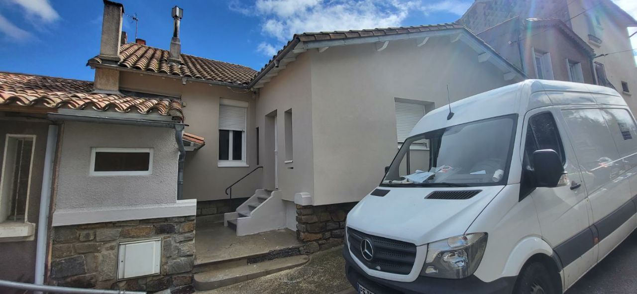 ITE d'une maison à Carcassonne avec un camion blanc devant